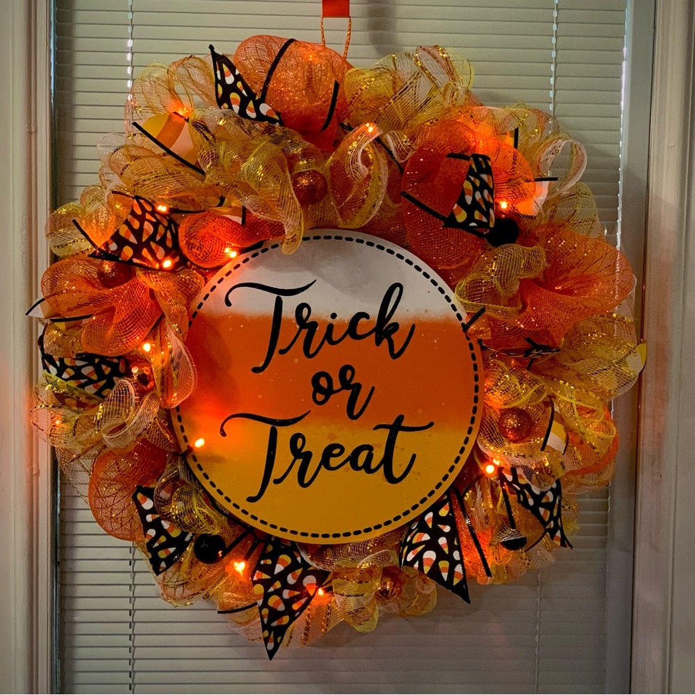 NEW HANDMADE HALLOWEEN CANDY CORN TRICK OR TREAT WREATH WITH LIGHTS